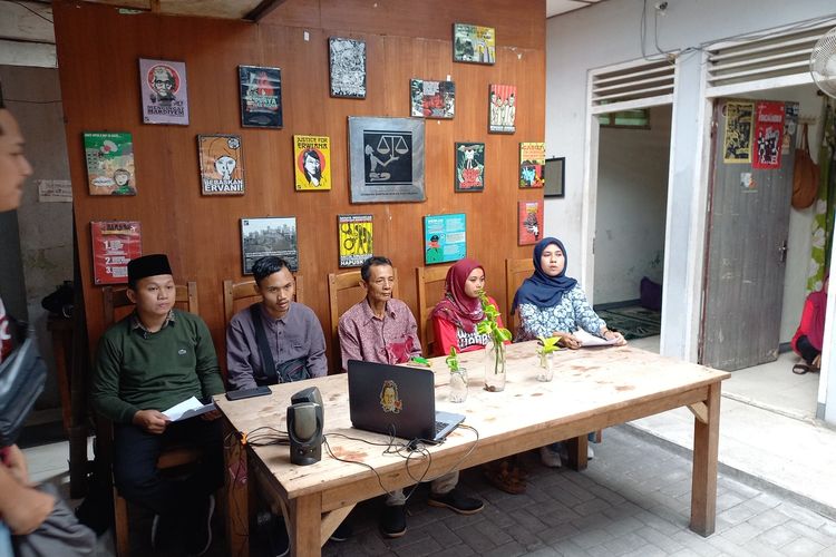Warga Desa Wadas saat konfrensi pers di kantor LBH Yogyakarta tegaskan tidak akan menjual tanah mereka, Rabu (6/7/2022)