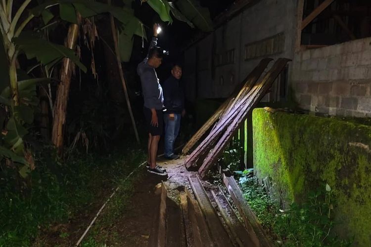 Barang bukti berupa potongan rel yang dicuri di jalur nonaktif Purwokerto-Wonosobo, tepatnya di Desa Gembongan, Kecamatan Sigaluh, Kabupaten Banjarnegara, Jawa Tengah.