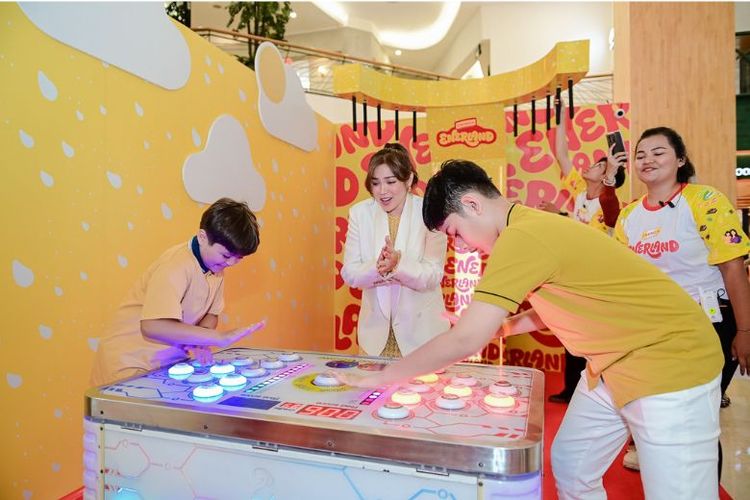 Selebritas Jessica Iskandar mengajak anaknya bermain di Enerland. 