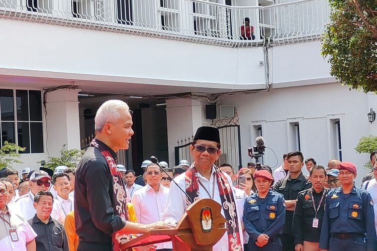 Bakal capres PDI-P Ganjar Pranowo dan bakal cawapres PDI-P Mahfud MD di Gedung KPU, Jakarta, Kamis (19/10/2023).