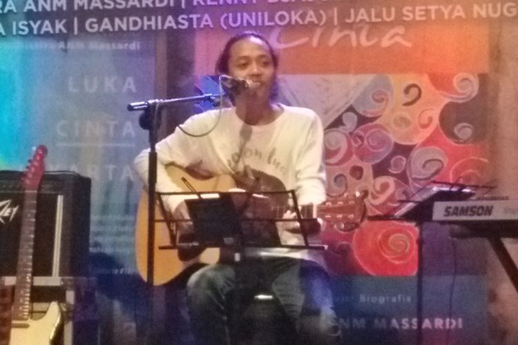 Fajar Merah (Putra Wiji Thukul) saat tampil di pentas puisi nge-rock