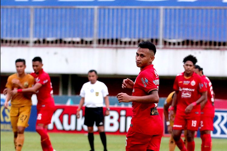 Pemain Persija Jakarta Osvaldo Haay saat pertandingan pekan 17 penutup seri 3 Liga 1 2021-2022 melawan Bhayangkara FC yang berakhir dengan skor 0-0 di Stadion Maguwoharjo Sleman, Sabtu (11/12/2021) petang.