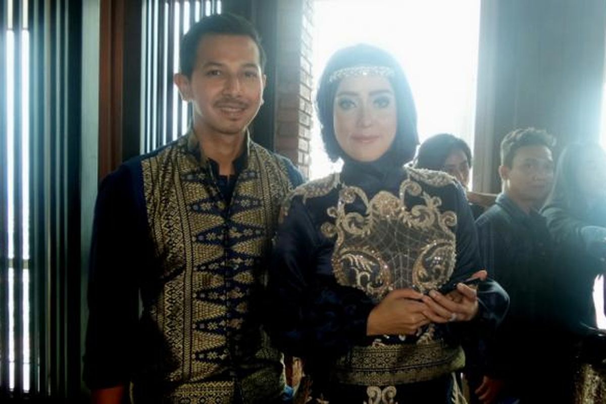 Fairuz A Rafiq dan Sonny Septian usai menggelar lamaran di lantai 46 The Plaza, Jakarta Pusat, Kamis (2/3/2017).