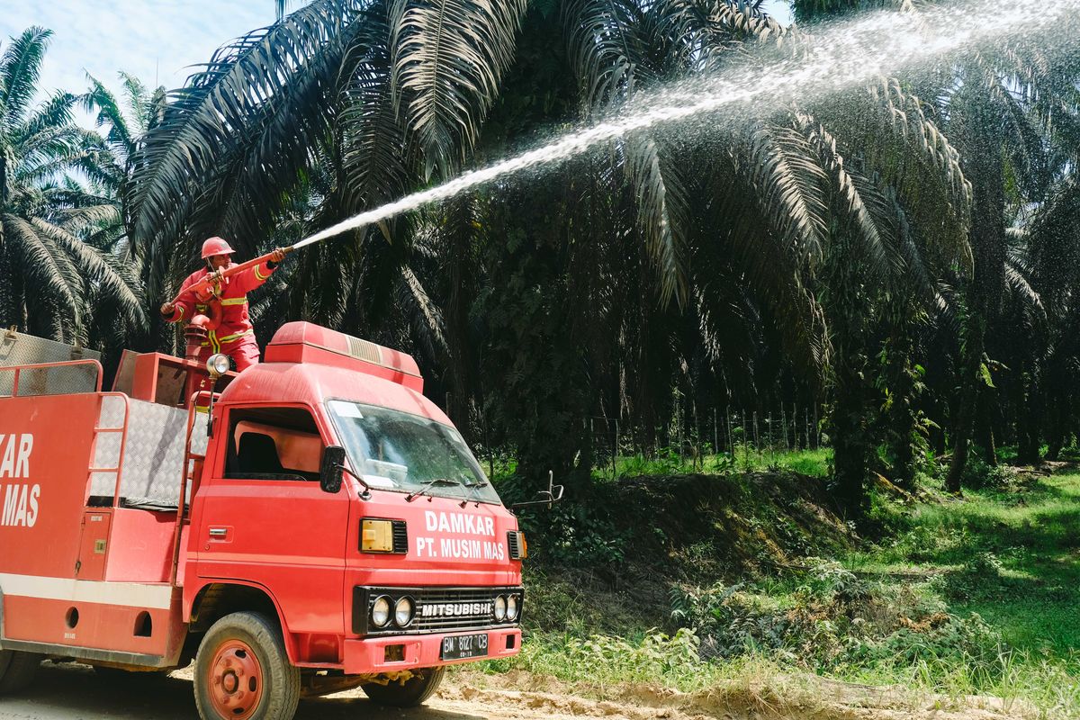 Program Pencegahan dan Penanggulangan Kebakaran Musim Mas yang terintegrasi tidak saja disosialisasikan dan diimplementasikan bagi karyawan dan pekerja yang terlibat dalam operasional perusahaan, namun juga diperluas bagi para pemasok, masyarakat sekitar, hingga petani swadaya.