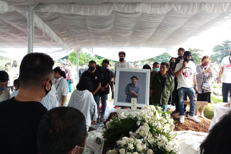 Makam mendiang Glenn Fredly di TPU Tanah Kusir, Jakarta Selatan, Kamis (8/4/2020).