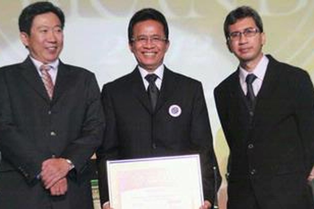 Quantum Home Appliance meraih Top Brand 2012 oleh Majalah Marketing di Hotel Mulia, Senin (6/2/2012), yang terima langsung oleh Direktur Utama PT Aditec Cakrawiyasa, Rawono Sosrodimulyo (tengah)