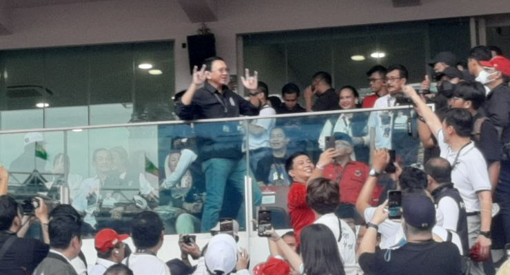 Ahok Hadiri Kampanye Ganjar-Mahfud di GBK, Acungkan Salam Metal