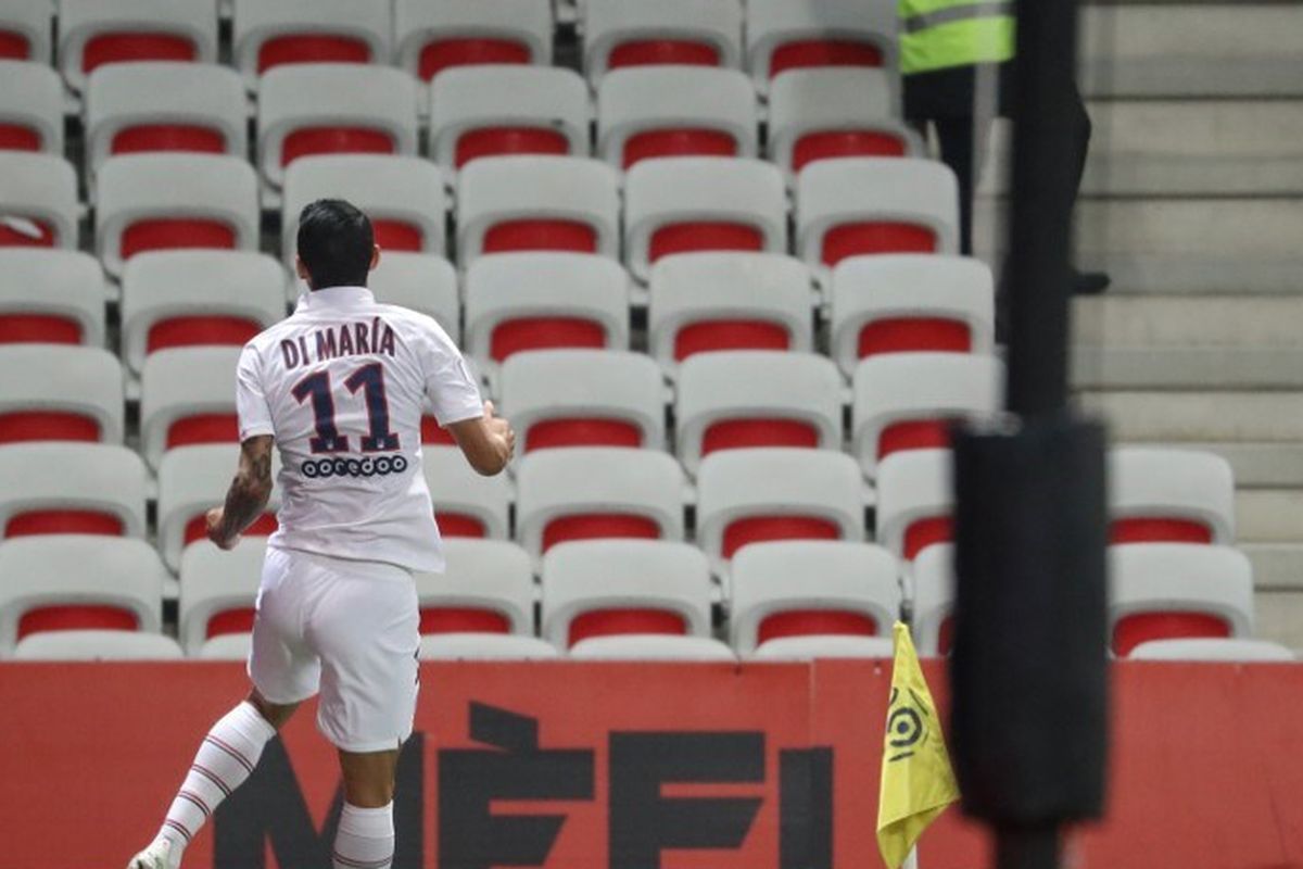 Pemain Paris Saint-Germain, Angel Di Maria, merayakan golnya pada pertandingan Nice vs PSG dalam lanjutan Liga Perancis di Stadion Allianz Rivera, 18 Oktober 2019. 