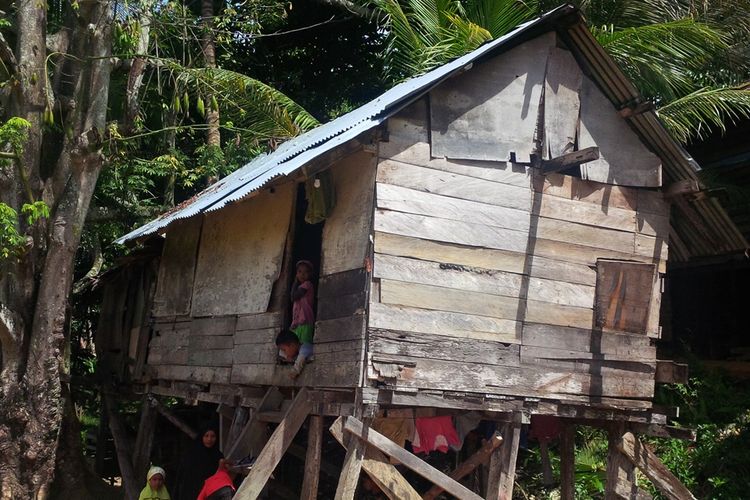 Maimunah bersama anak anak mereka di kolong rumah yang mereka tempati. Rumah sempit Maimunah yang sudah ditinggali 15 tahun terakhir sudah mulai miring karean kayunya mulai lapuk. Maimunah mengkau kesulitan melakukan perbaikan karena hidup seorang diri bersama 6 anaknya yang masih kecil.  