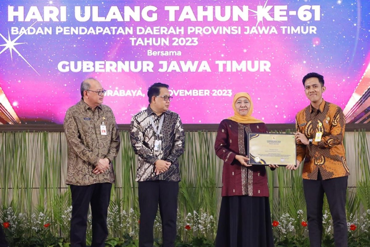 Gubernur Khofifah berikan apresiasi kepada Bapenda Jatim dalam HUT ke-61 Bapenda Jatim.