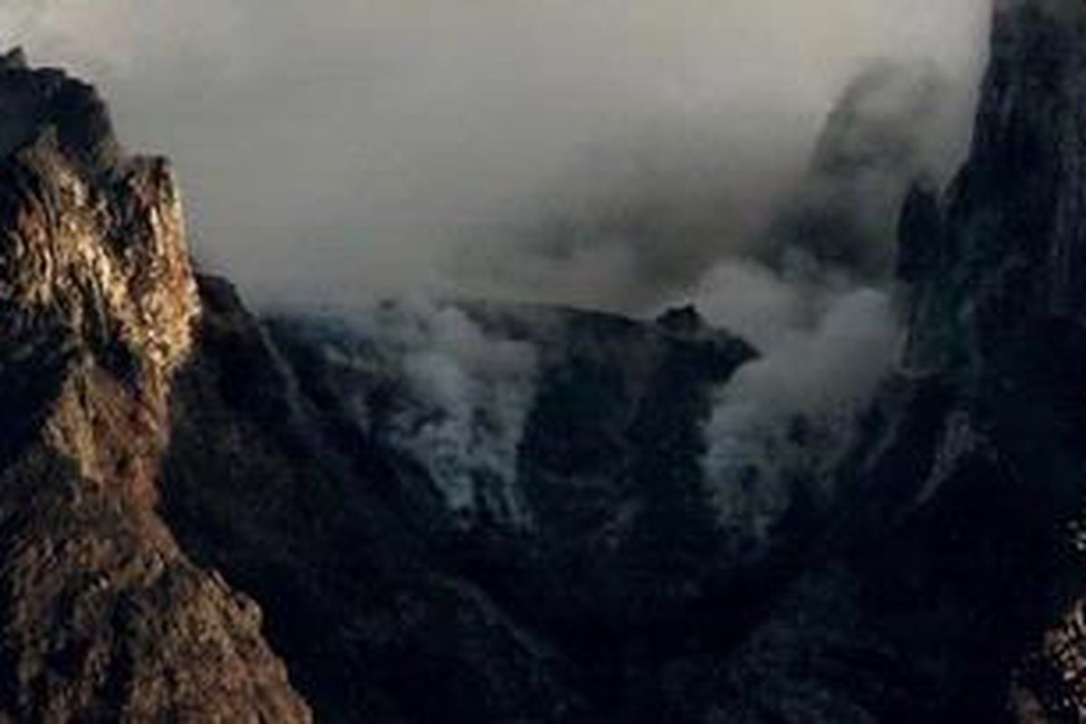 Asap solfatara keluar dari Gunung Merapi seperti terlihat dari Dusun Kalitengah Kidul, Desa Glagaharjo, Cangkringan, Sleman, DI Yogyakarta, Minggu (10/4/2011). Menurut data terakhir dari BPPTK, sampai Sabtu (9/4/2011) pukul 24:00, sepanjang hari terjadi 52 kali gempa vulkanik multi phase (MP), lima kali guguran, dan satu kali gempa vulkanik dalam.