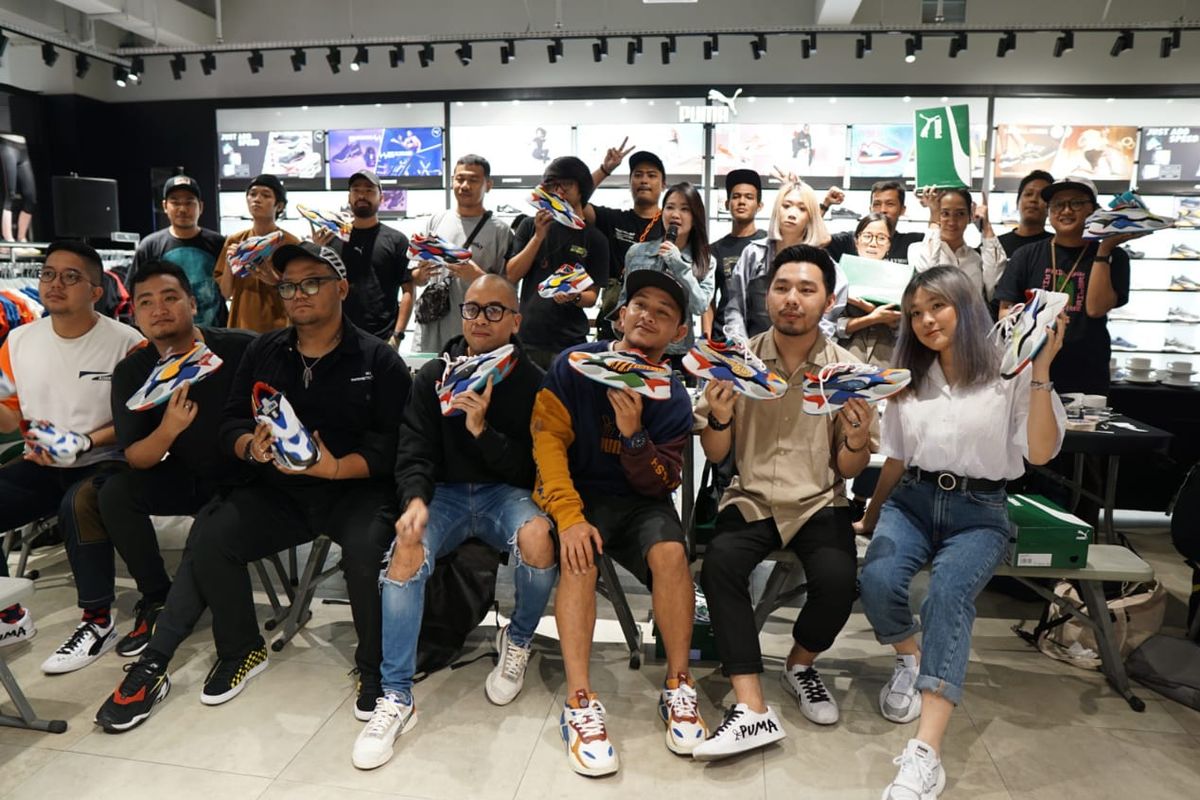 Para peserta workshop customize sepatu Puma RS-X3 berpose bersama usai acara di Gerai Puma, Senayan City, Jakarta, Jumat (7/2/2020).