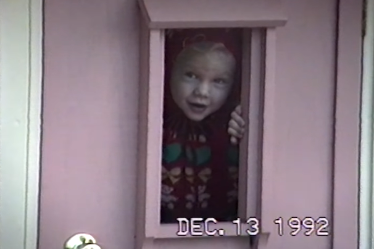 Video klip lagu Christmas Tree Farm dari Taylor Swift