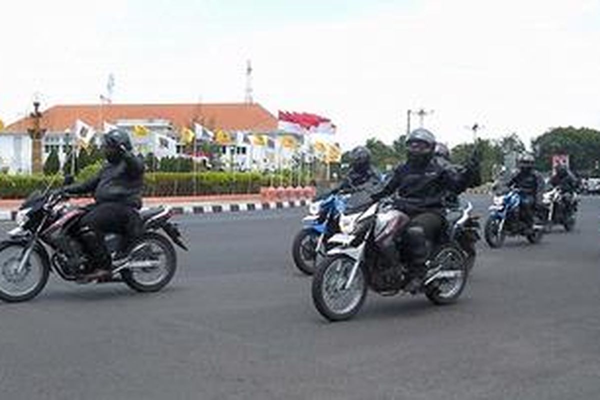 Para riders New Honda Mega Pro masuk kota Semarang dengan monumen khasnya