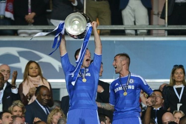 John Terry mengangkat trofi Liga Champions seusai Chelsea mengalahkan Bayern Muenchen pada laga final yang digelar di Fussball Arena, 19 Mei 2012