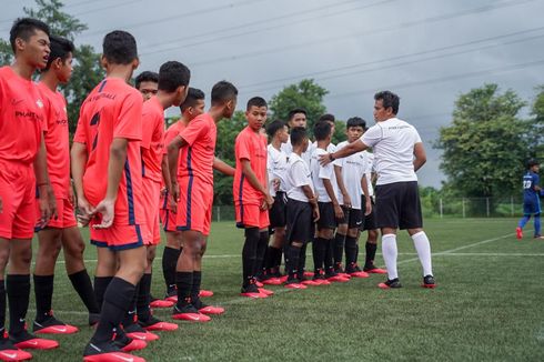 Bima Sakti Ajarkan Teknik Dasar Sepak Bola di Fisik Football Elite Training