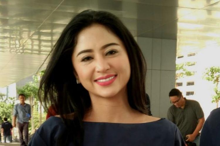 Dewi Perssik usai tampil sebagai bintang tamu dalam program bincang-bincag di studio MNCTV, Jakarta Barat, Selasa (21/2/2017).