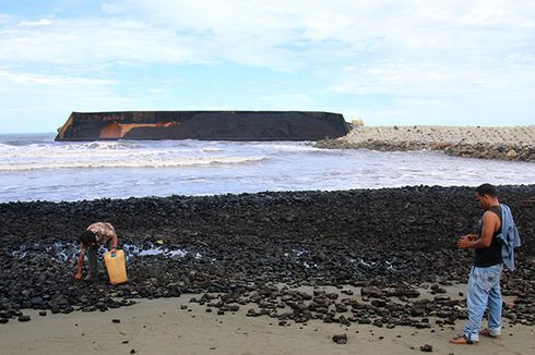 Tongkang Terseret Arus, 250 Ton Batubara Tumpah di Laut 