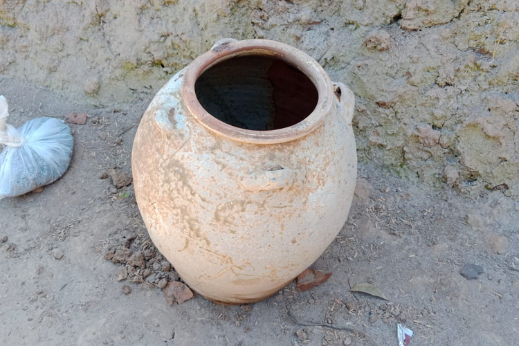 Guci keramik kuno ditemukan di Dusun Kropakan, Desa Mranggen, Kecamatan Jatinom, Kabupaten Klaten, Jawa Tengah, Senin (31/7/2023).