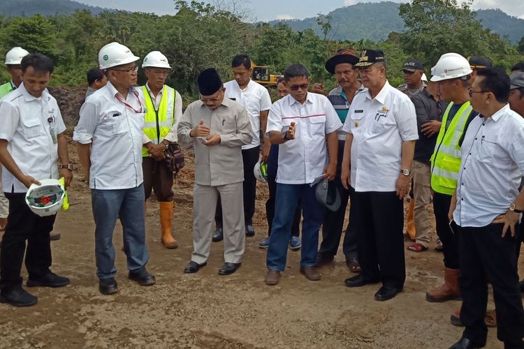 Wakil Gubernur Sumbar Nasrul Abit meninjau pelaksanaan pembangunan jalan tol Padang-Pekanbaru di Padang Pariaman, Sumatera Barat beberapa waktu lalu