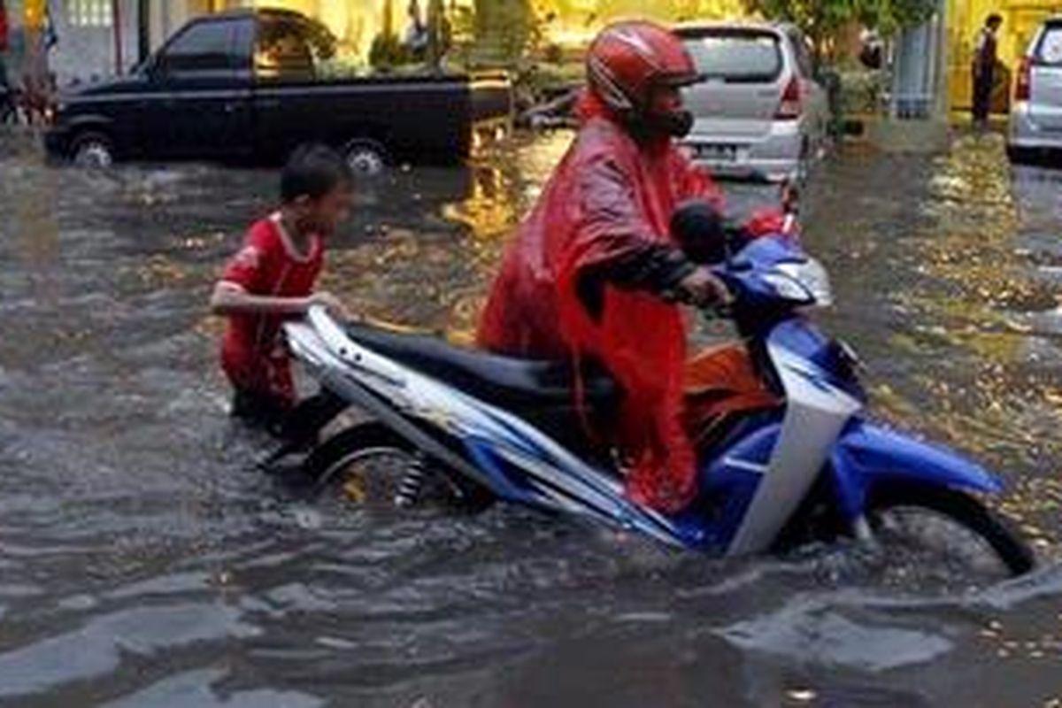 Pengendara terjebak genangan air setinggi hingga 50 sentimeter di Jalan Sabang, Jakarta Pusat, Senin (25/10/2010). Hujan deras yang menguyur wilayah ibu kota sejak sore hari mengakibatkan genangan air di beberapa ruas jalan dan kemacetan lalu lintas. 