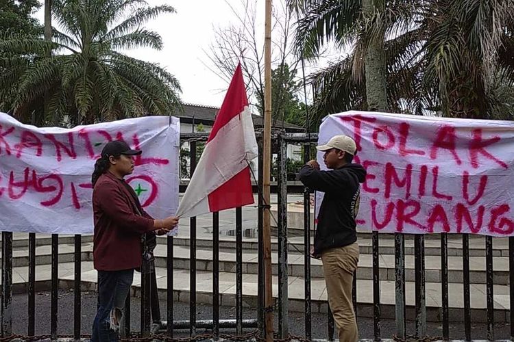 Pengibaran bendera merah putih setengah tiang bentuk protes gabungan mahasiswa dan masyarakat di depan Gedung Sate, Kota Bandung, Jawa Barat, Rabu (7/2/2024).