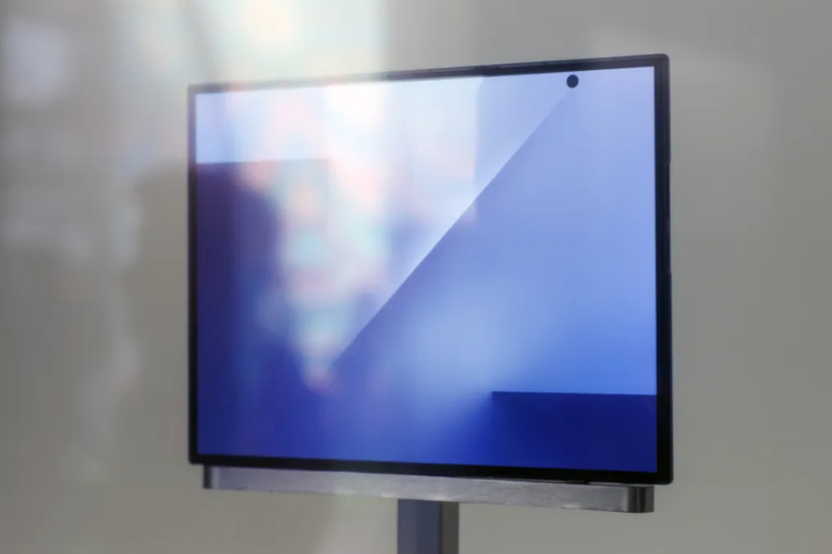 HP lipat tiga Samsung saat dalam kondisi dibuka. Tampilannya jadi mirip seperti perangkat tablet mini. 