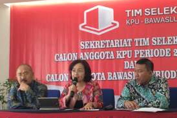Konferensi pers Tim Seleksi Calon Anggota KPU dan Bawaslu di Kompleks Kemendagri, Jakarta, Jumat (30/9/2016).