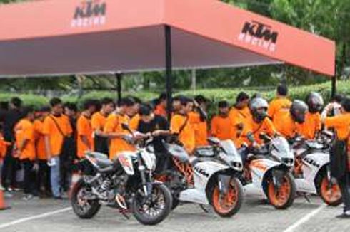 ”Rider” KTM Warnai Oranye Minggu Jakarta