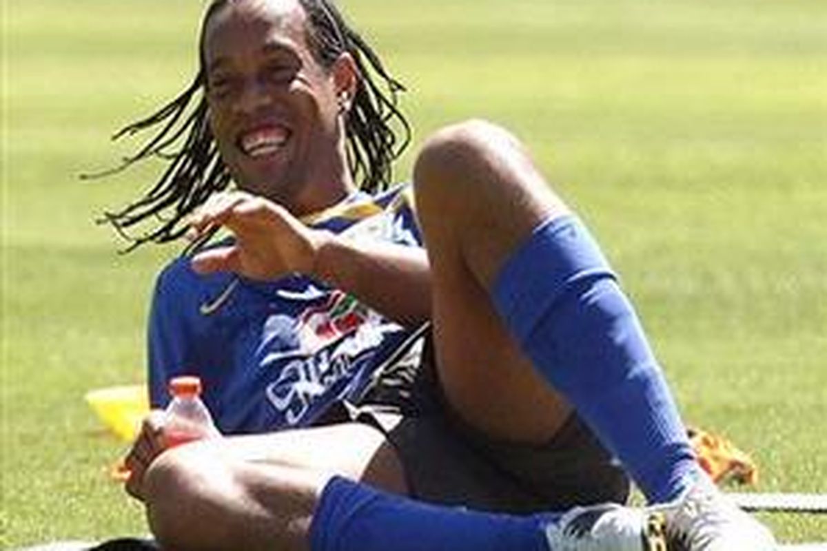 Ronaldinho menjadi salah satu target Manchester City.