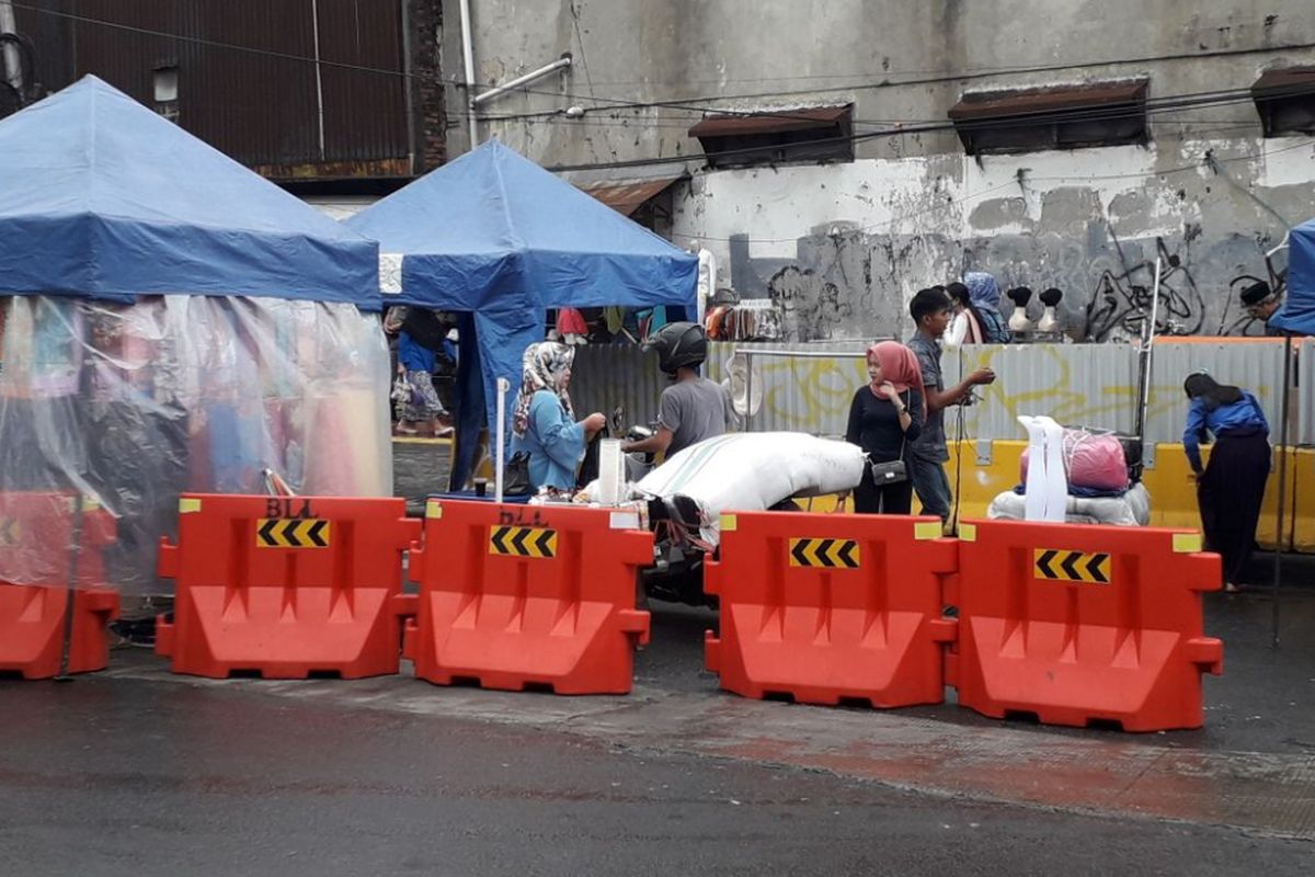 Motor melintasi lajur pedagang di Jalan Jatibaru Raya, Tanah Abang dimana kendaraan bermotor dilarang melintas pukul 08.00 - 15.00 WIB selain transjakarta Tanah Abang Explorer pada Senin (5/2/2018).