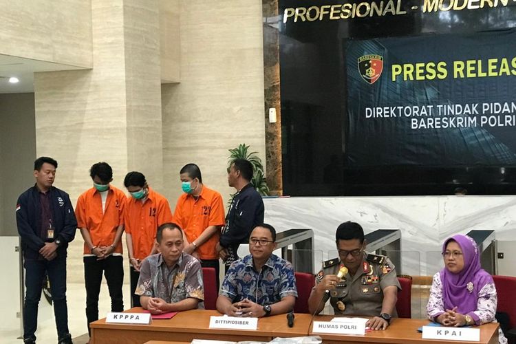 Kasubdit I Tindak Pidana Siber Bareskrim Polri Kombes Dani Kustoni (ketiga dari kanan) saat konferensi pers di Gedung Bareskrim Polri, Jakarta Selatan, Jumat (20/12/2019).