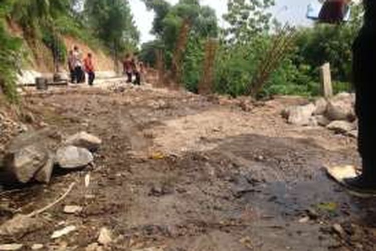 Wali Kota Semarang Hendrar Prihadi mengecek pembangunan jalan Meteseh-Tembalang yang masih dikerjakan, Kamis (22/12/2016). Progres jalan beton ini masih 87 persen, diperkirakan selesai akhir bulan ini.