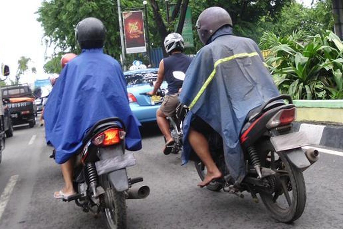 Naik motor pakai sendal