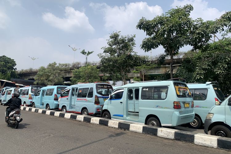 Puluhan Angkot M44 Kosong Berjejer di Stasiun Tebet, Sopirnya Demo di Balai Kota Jakarta
