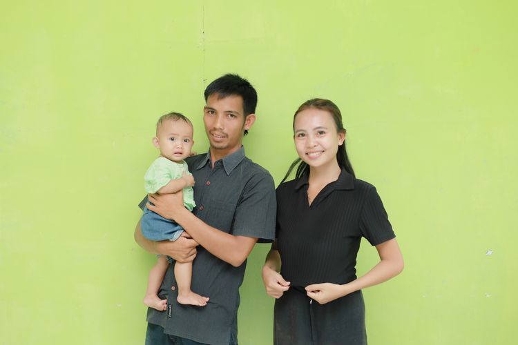 Ilustrasi anak bersama orangtua, ayah dan ibunya.