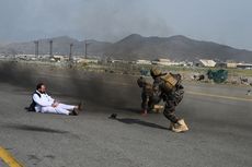 2 Anggota Pasukan Elite Taliban Jatuh dari Pikap Saat Berparade di Bandara Kabul