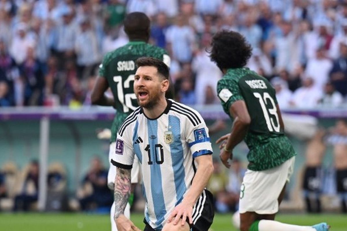 Hasil Argentina vs Arab Saudi: Ekspresi kecewa kapten timnas Argentina, Lionel Messi, ketika bermain melawan Arab Saudi pada laga Grup C Piala Dunia 2022 Qatar di Stadion Lusail, Selasa (22/11/2022) sore WIB. Lionel Messi dkk di luar dugaan kalah tipis 1-2 dari Arab Saudi. 