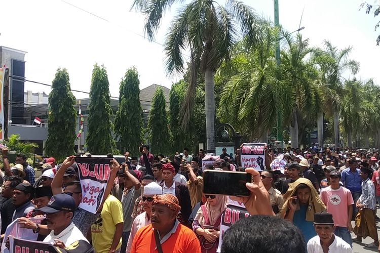 Suasana aksi warga di Gedung DPR D NTB