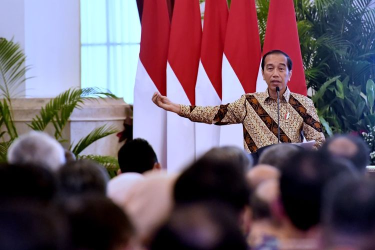 Presiden Joko Widodo memberikan pengarahan di acara silaturahmi dengan para pegiat infrastruktur dalam rangka peringatan hari bakti PU di Istana Merdeka, Jakarta, Seni (4/12/2023).