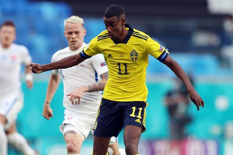 Pemain depan Swedia Alexander Isak berlari dengan bola melewati gelandang Slovakia Ondrej Duda (belakang) selama pertandingan sepak bola Grup E UEFA EURO 2020 antara Swedia dan Slovakia di Stadion Saint Petersburg di Saint Petersburg pada 18 Juni 2021.