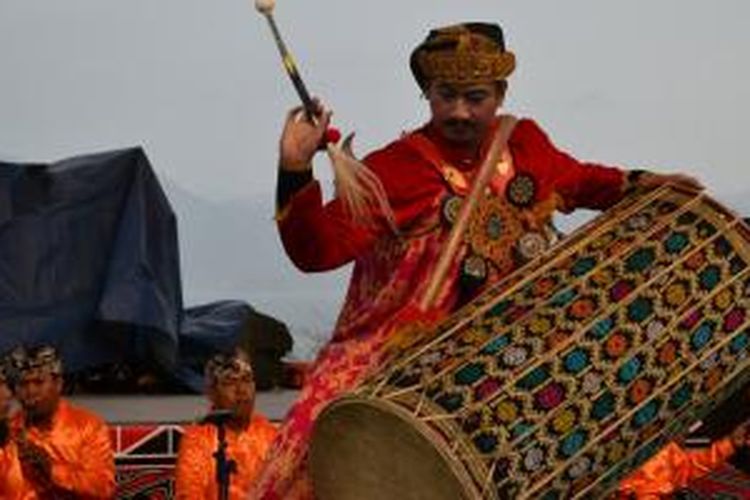 Penampilan Gendang Beleq asal Lombok memeriahkan World Drum Festival dalam rangkaian Festival Danau Toba yang dilaksanakan di Pulau Samosir, Danau Toba, Sumatera Utara, Selasa (10/9/2013). Kegiatan ini dilaksanakan pada 8-14 September 2013.