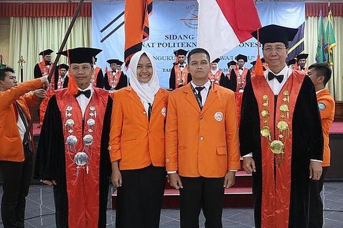 Direktur Politeknik Pos Indonesia, Dr Ir Agus Purnomo, MT (kanan, kacamata) saat pengukuhan sidang senat mahasiswa baru di Poltekpos, Selasa (24/9/2019). 