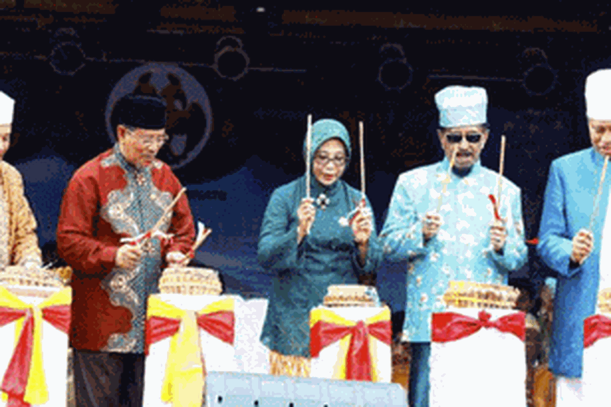 Festival Legu Gam 2013 dibuka secara resmi pada 31 Maret 2013 di Lapangan Ngara Lamo,  Kelurahan Letter C, Kota Ternate, Provinsi Maluku Utara.