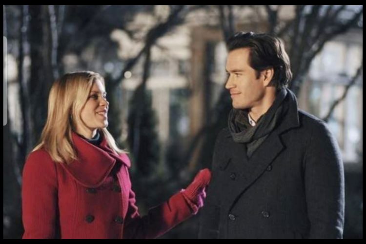 Amy Smart dan Mark-Paul Gosselaar dalam film 12 Dates of Christmas (2011)