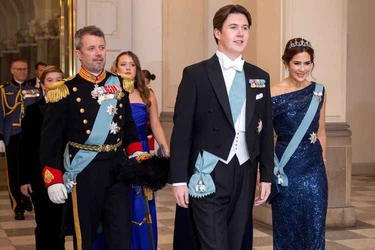Pangeran Christian (tengah) dari Denmark bersama kedua orangtuanya, Pangeran Mahkota Frederik (kiri) dan Putri Mahkota, Mary (kanan).