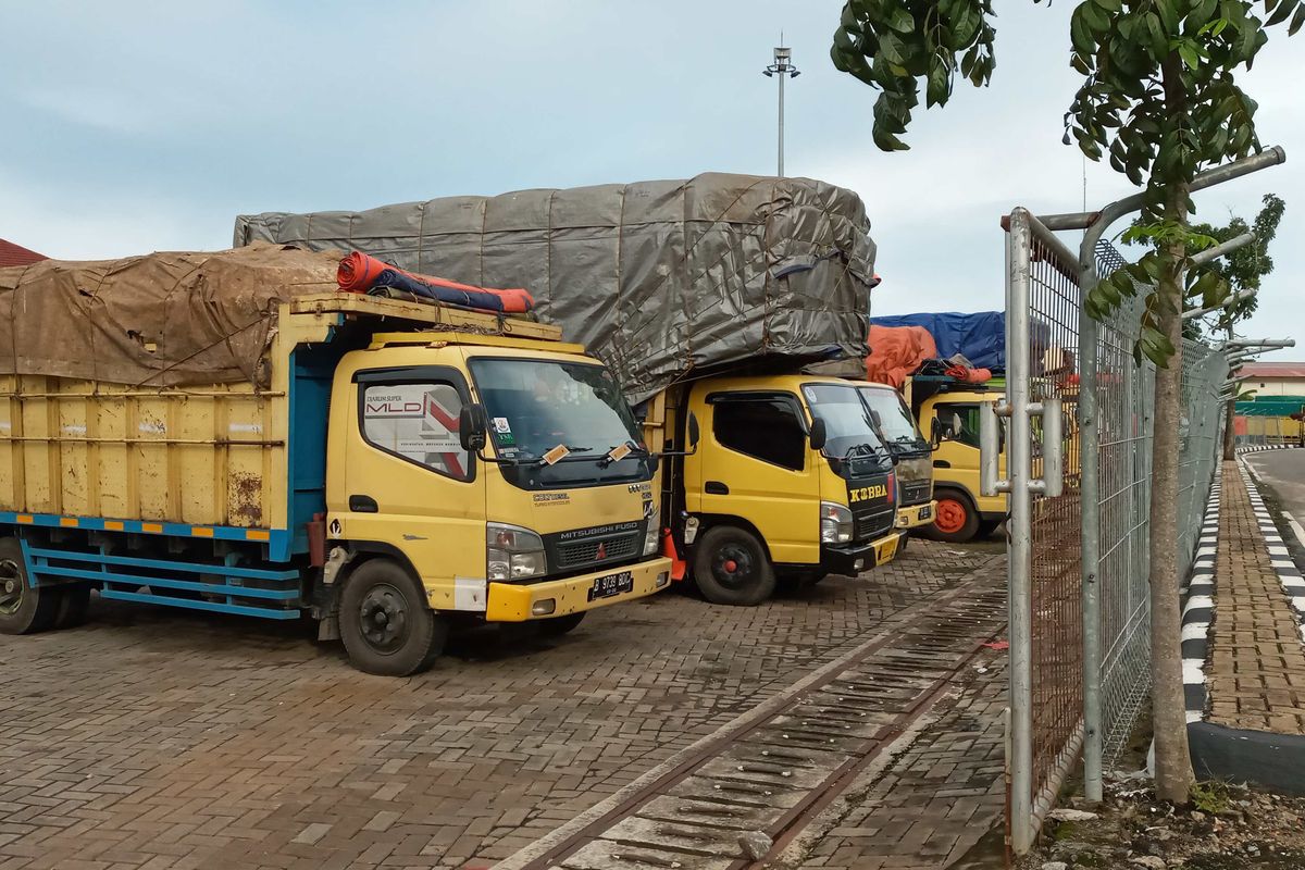 Truk penuh muatan parkir di Pelabuhan Pangkalbalam, Pangkalpinang, Babel, Senin (22/6/2020).