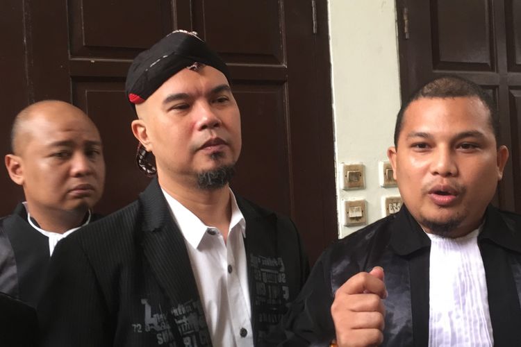Ahmad Dhani (tengah) hadir di Pengadilan Negeri Jakarta Selatan, Senin (9/7/2018), dalam rangka menjalani sidang lanjutan kasus dugaan melakukan ujaran kebencian yang menjeratnya sebagai terdakwa.