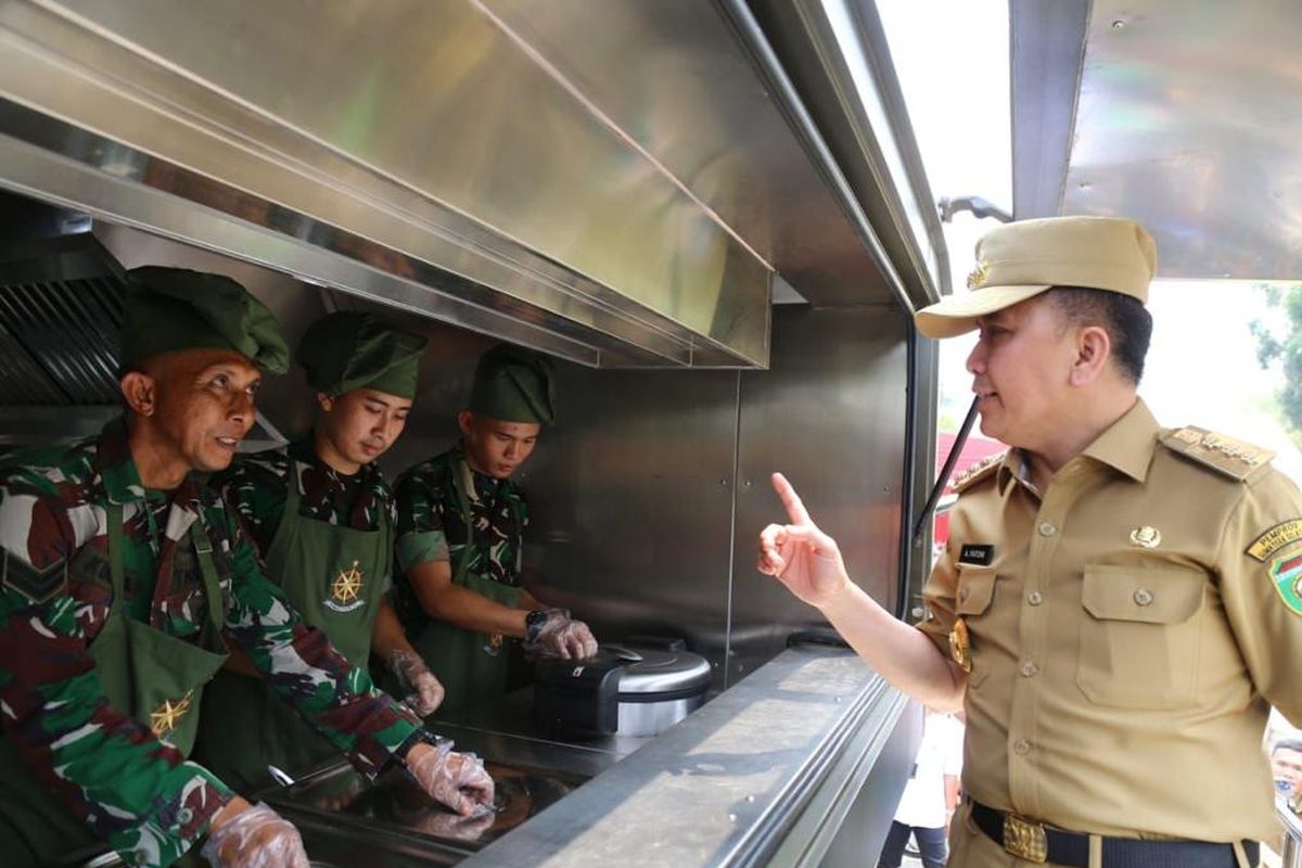 Gubernur Agus Fatoni hadiri Dapur Masuk Sekolah yang digelar di SDN 118 Palembang, Senin (23/10/2023).