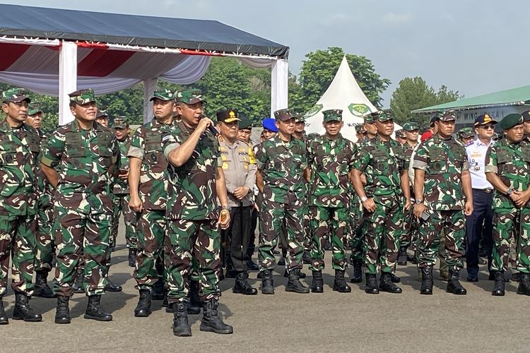 Panglima TNI Jenderal Agus Subiyanto (memegang microphone) beserta jajaran saat apel gelar pasukan pengamanan Pemilu di Taxi Way Echo Lanud Halim Perdanakusuma, Jakarta Timur, Kamis (1/2/2024).